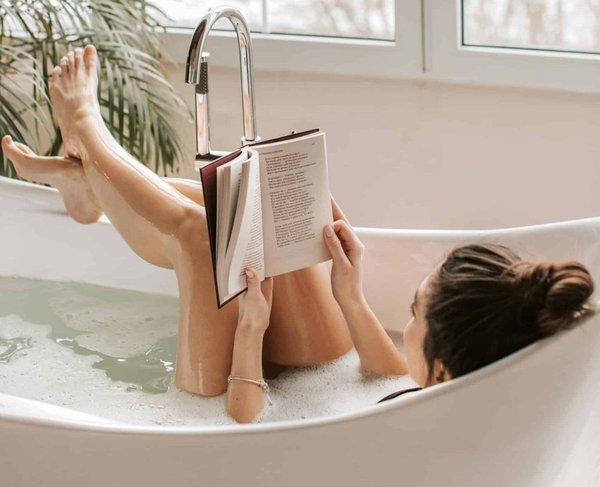 Quels sont les avantages des bains dérivatifs pour la régulation hormonale et la gestion du poids?