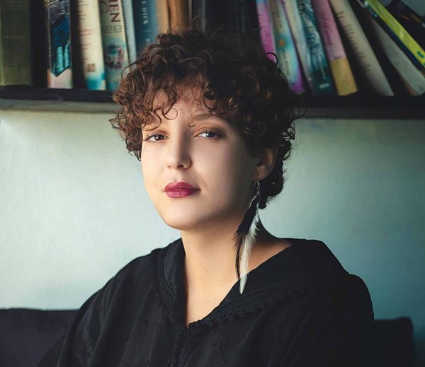 Comment assortir des boucles d'oreilles en plumes à des tenues de soirée sans en faire trop?